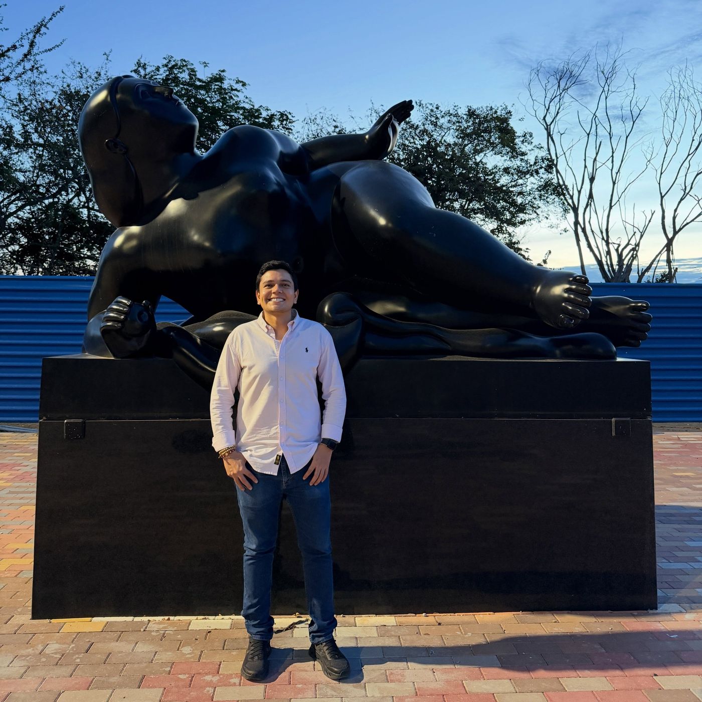 Sebastián Murcia junto a una escultura en Neiva